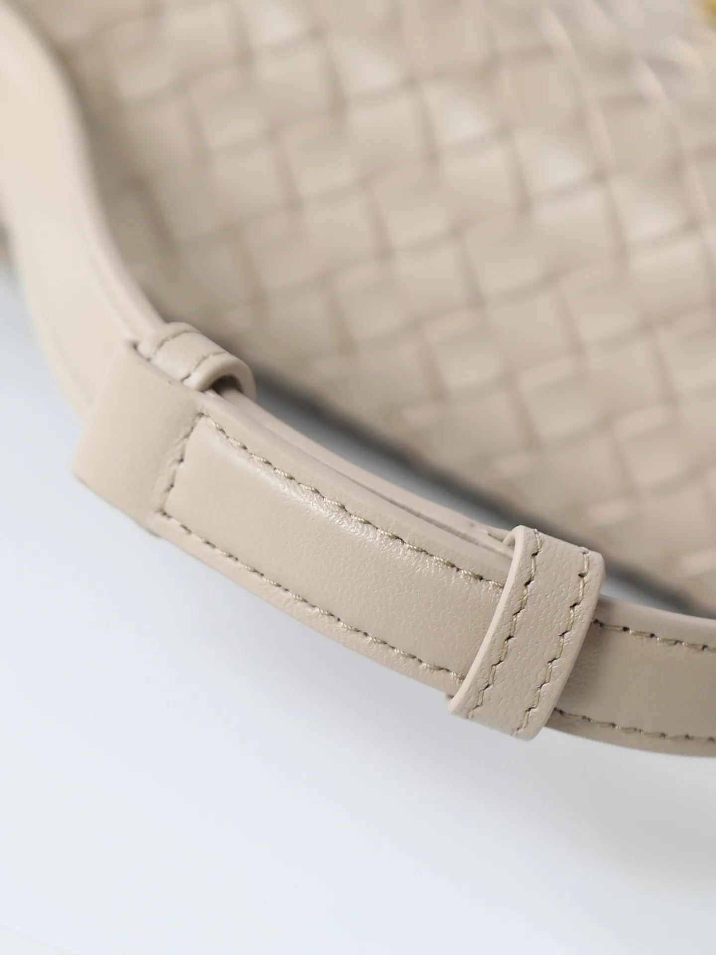 980. BV's new early spring bag Knot Lock series is now on the market! The entire bag shape is presented with 10mm Intrecciato weaving technology, and is equipped with Knot x3 rotating buttons! There are compartments and multiple card slots inside! It is a versatile commuter bag that can be used in various occasions. It has multiple carrying methods, and the shoulder strap is also detachable, hand-held, shoulder-carrying, and cross-body. Retro and fashionable, the exquisite old money style is easy to handle! Size: 25*16*5.5cm Style number: 817191
